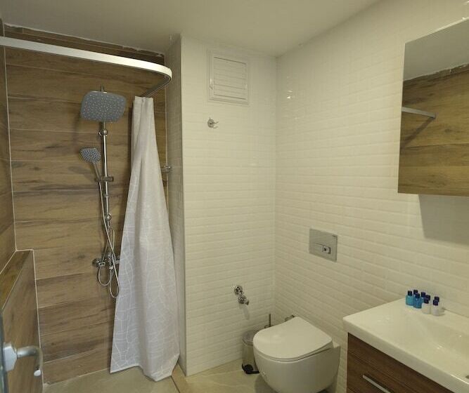 اتاق خانوادگی, Tut