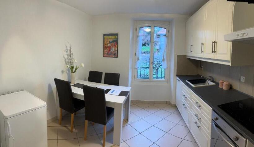 1 Bedroom Apartment Lake View, La Maison Bleue à 2 Pas Du Lac Du Neuchâtel