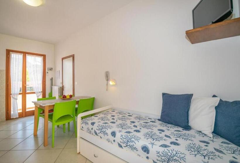 آپارتمان 1 خوابه با چشم‌انداز استخر, Lido Azzurro Residence