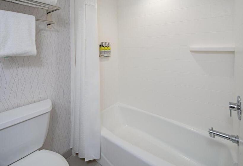 장애인을 위한 스탠다드 룸, Holiday Inn Express Hotel & Suites Atascadero, An Ihg
