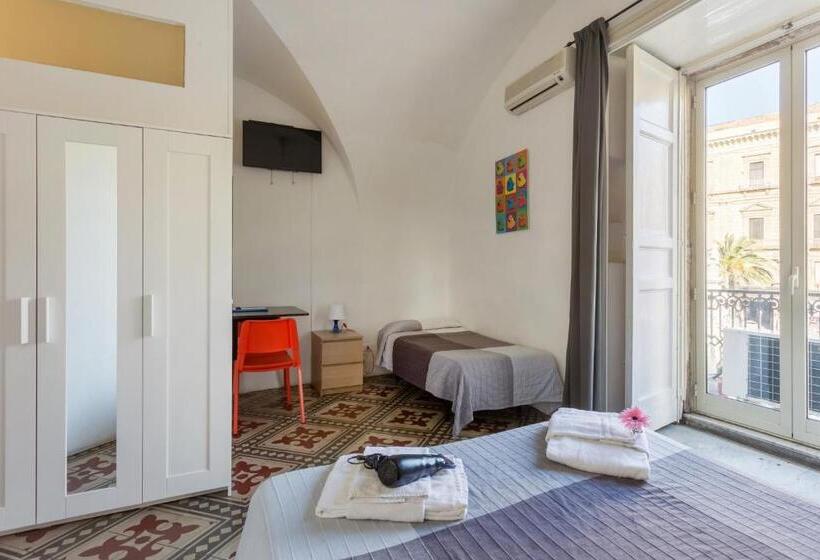 اتاق استاندارد سه تخته با چشم‌انداز, Da Gianni E Lucia Rooms With Bathroom In The City Center