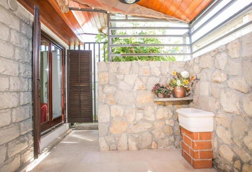 דירת שני חדרים, Garden Apartment