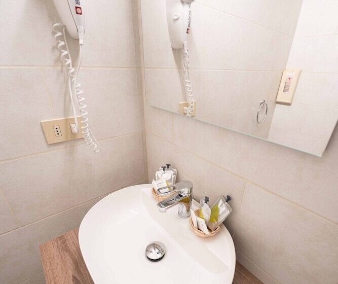 اتاق استاندارد چهار تخته, Cairoli