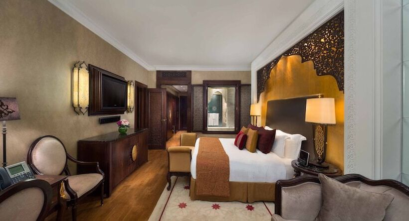 Номер Клуб Кровать Кинг, Jumeirah Zabeel Saray Dubai