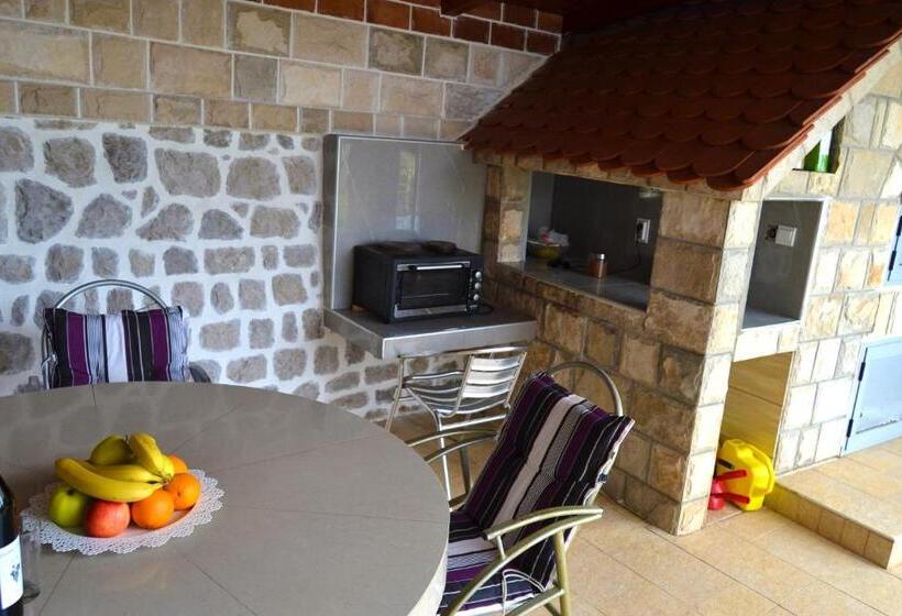 اتاق استاندارد با چشم‌انداز کوهستان, Tivat Apartments