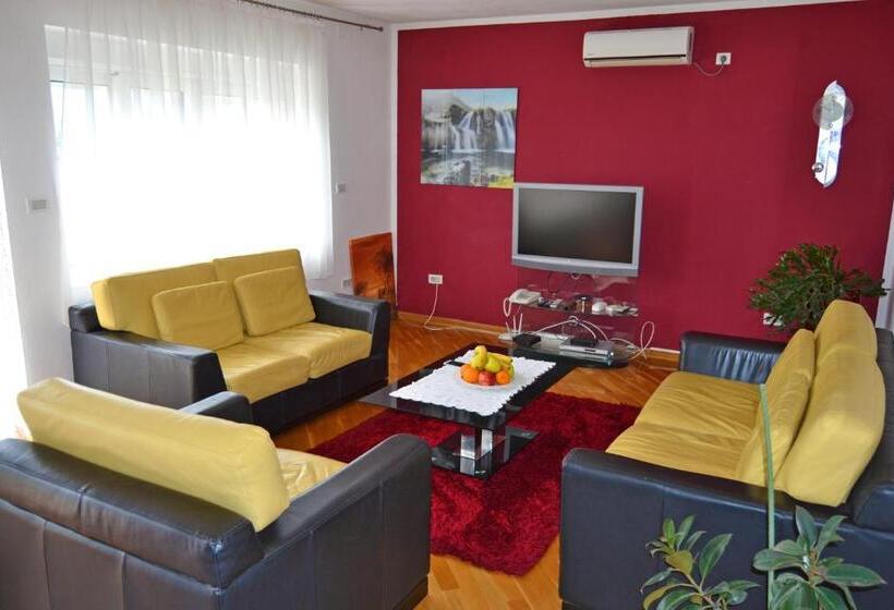 اتاق استاندارد با چشم‌انداز کوهستان, Tivat Apartments