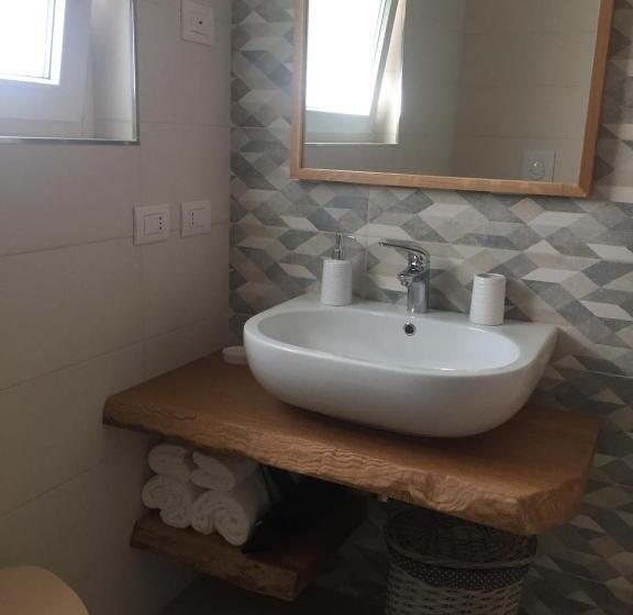 اتاق سوپریور چهار تخته, Le Rondini House