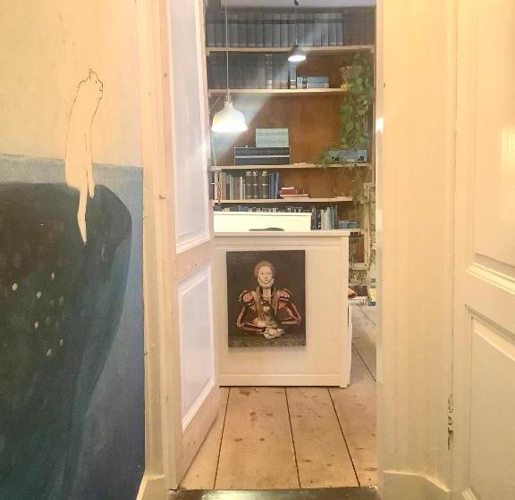 اتاق استاندارد یک نفره, Bookstor