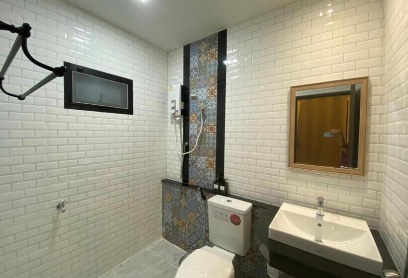 带大床的豪华间, Piumsuk Villa