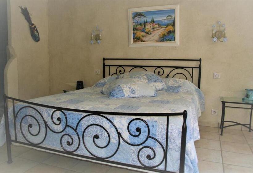 Номер Стандарт Вид на Бассейн, Le Mas Des Tarentes Chambres D Hôtes