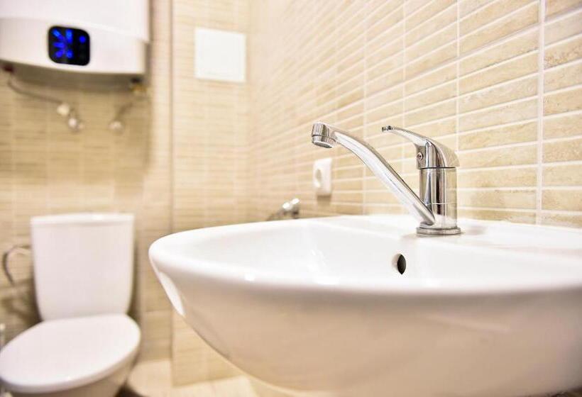 اتاق سه‌نفرۀ استاندارد با سرویس بهداشتی بیرون از اتاق, Hostel Laurita