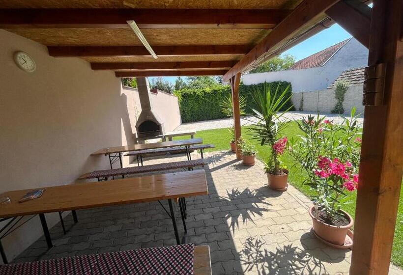اتاق خانوادگی, Sunny Apartman