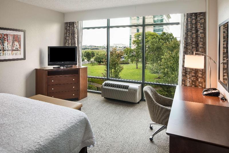 חדר סטנדרט עם מיטת קינג, Hampton Inn & Suites Little Rock Downtown