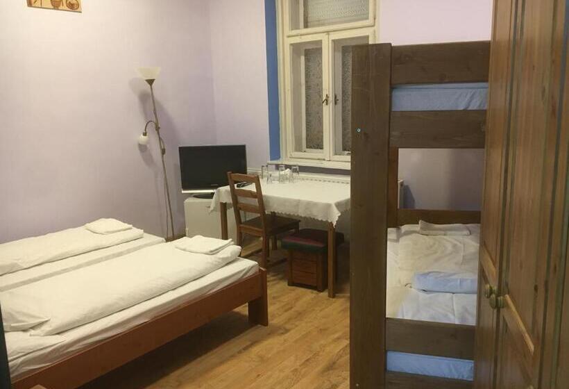 Семейный Номер, Roland Motel
