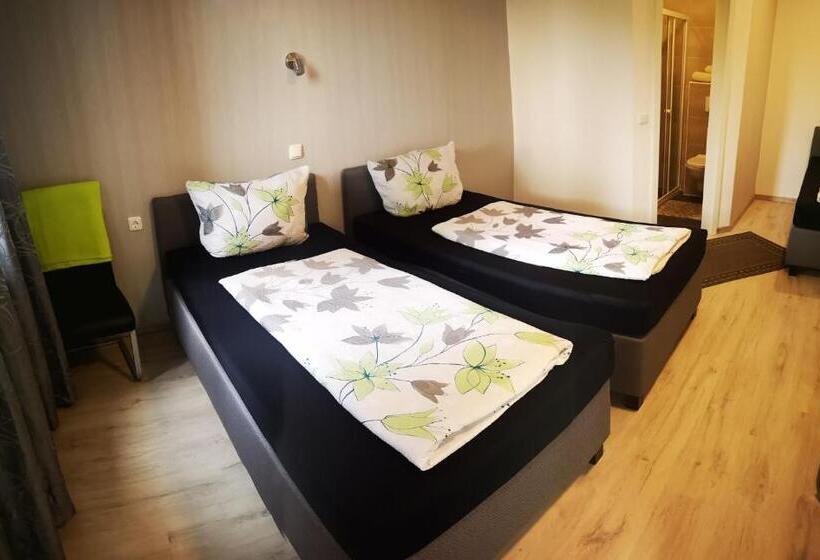 اتاق استاندارد سه نفره, Pension Forstfeld Kassel