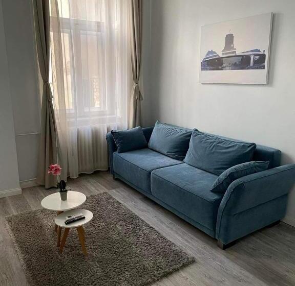 디럭스 스튜디오, Eden Center Home
