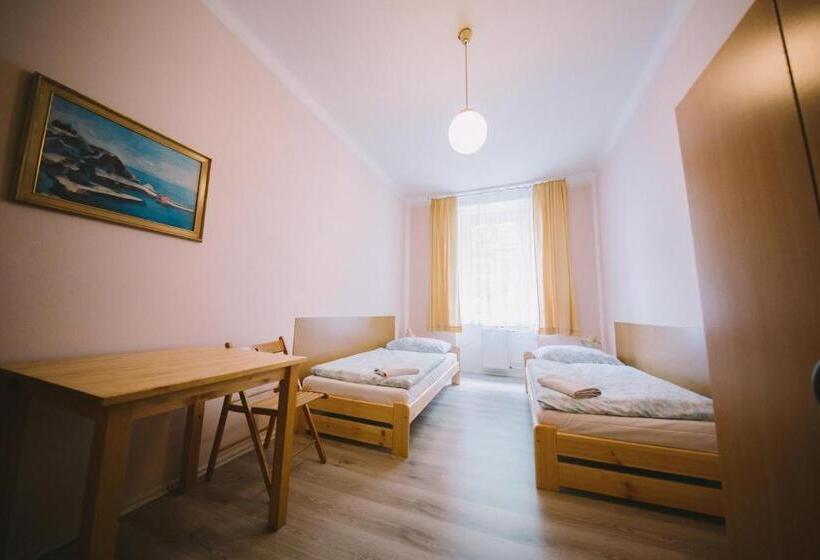 اتاق استاندارد با سرویس بهداشتی مشترک, Hostel Dakura