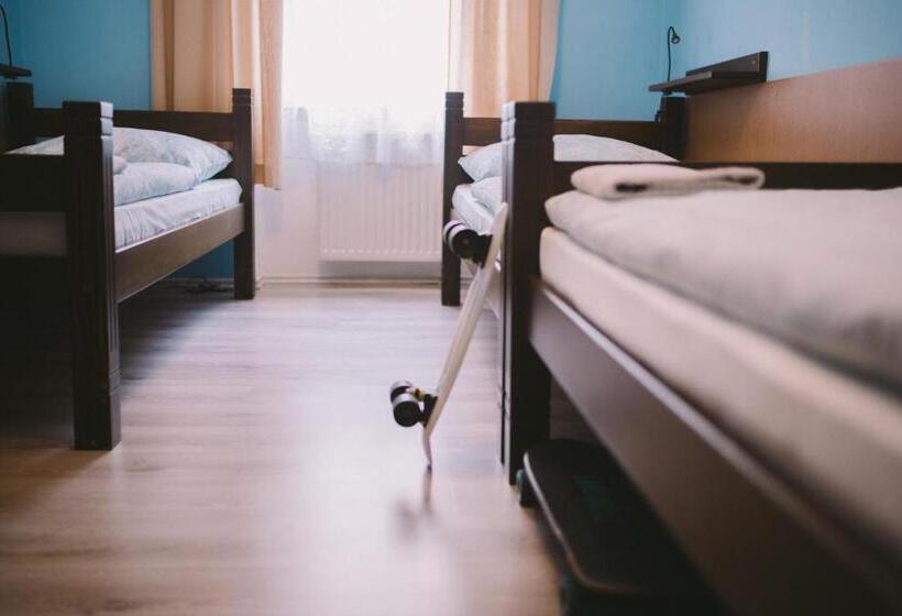 اتاق استاندارد سه تخته با سرویس بهداشتی مشترک, Hostel Dakura
