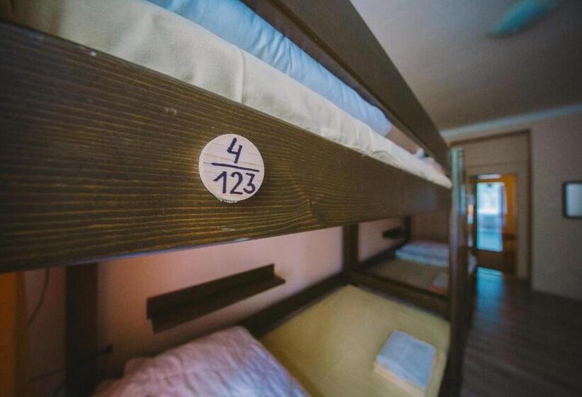 تختخواب در اتاق مشترک, Hostel Dakura