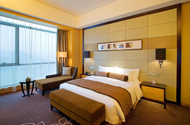 带河湖景观的套房, Crowne Plaza Yichang, An Ihg