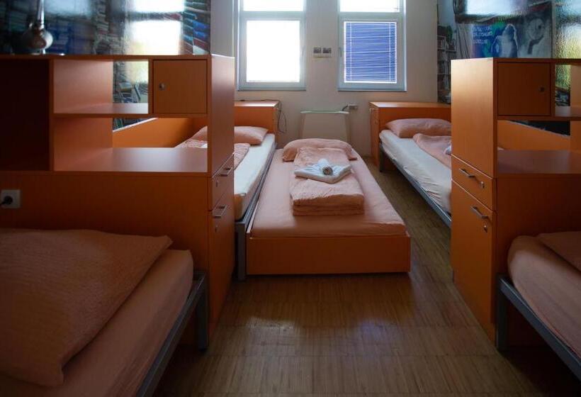 تختخواب در اتاق مشترک, Hostel Pekarna