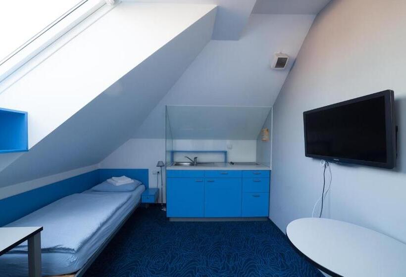 استودیوی استاندارد, Hostel Pekarna