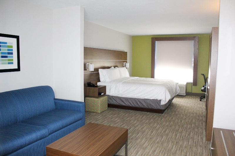 带大床的套房, Holiday Inn Express & Suites Martinsville By Ihg