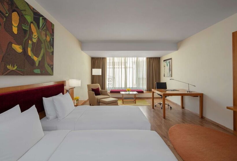 Номер Deluxe, Radisson Blu Plaza Hotel Hyderabad Banjara Hills
