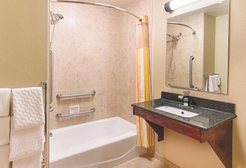 Номер Deluxe Адаптированный для Инвалидов, La Quinta By Wyndham Woodway   Waco South