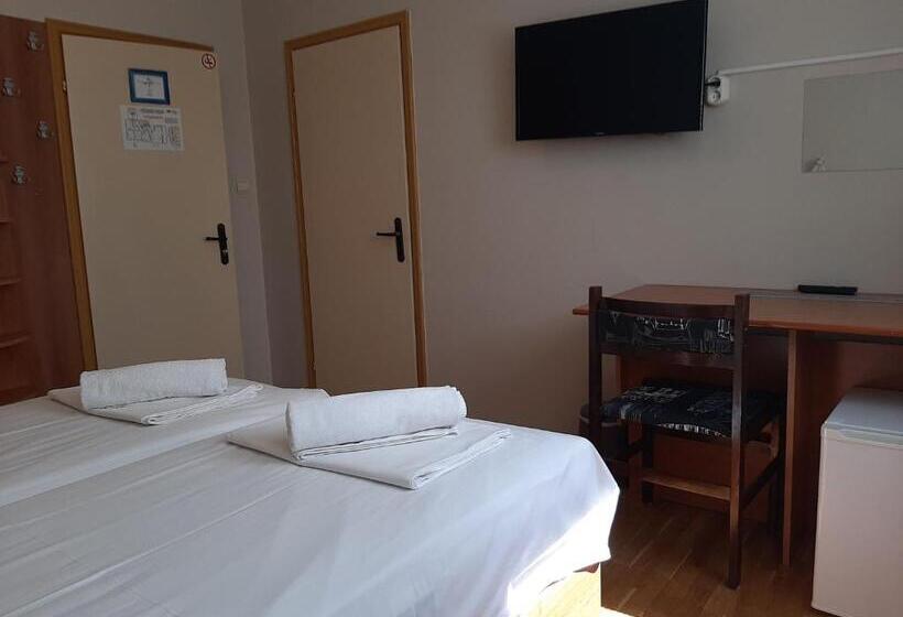 اتاق استاندارد با سرویس بهداشتی مشترک, Guest House Diel