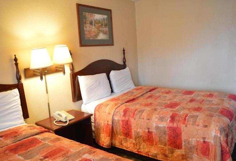 带2个双人床的标准工作室, Knights Inn Greenville