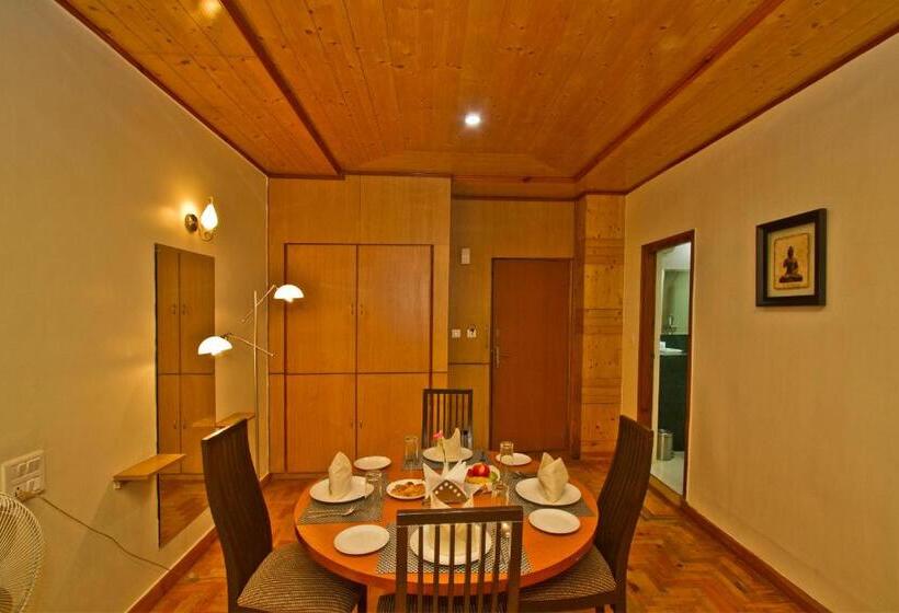 Люкс с Балконом, Broadways Inn