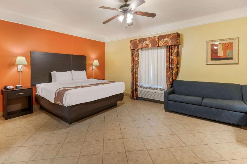 Люкс Кровать Кинг, Quality Inn & Suites At The Outlets Mercedes Weslaco