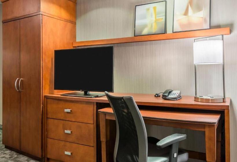 带大床的套房, Courtyard By Marriott Providence Lincoln