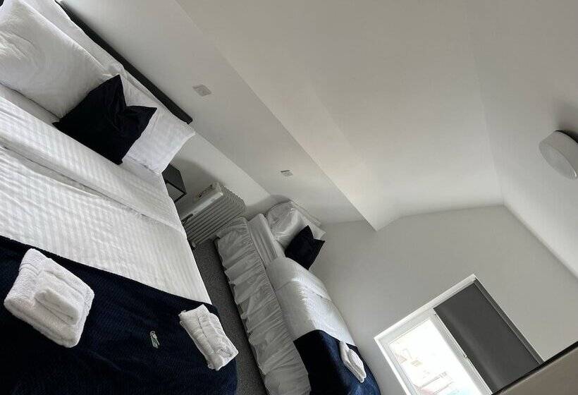 Habitación Familiar, Alexandra