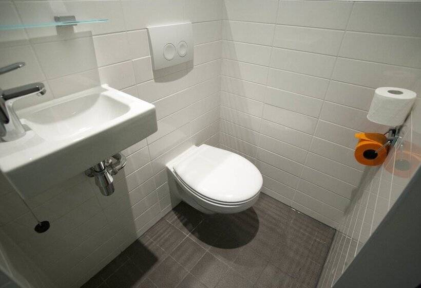 Standard Quadruple Room, Easyhotel Rotterdam City Centre