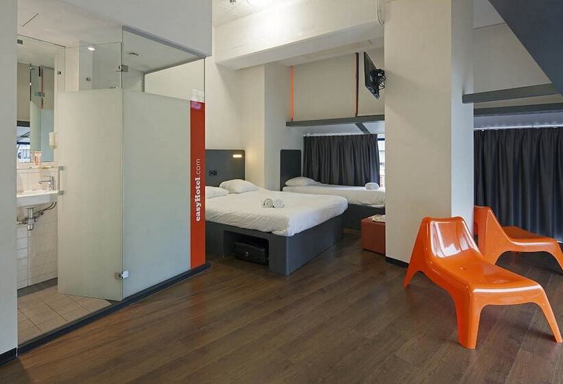 Standard Quadruple Room, Easyhotel Rotterdam City Centre