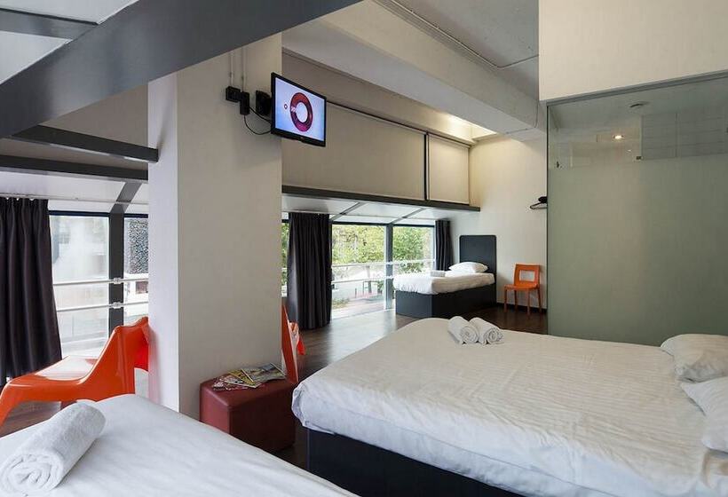 Standard Quadruple Room, Easyhotel Rotterdam City Centre