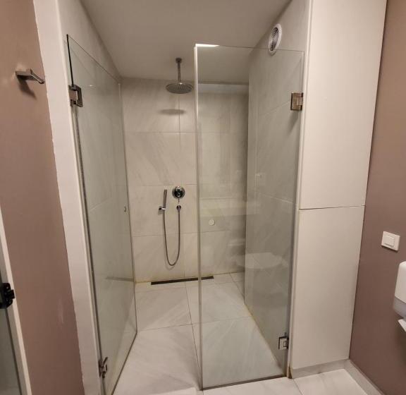 اتاق خانوادگی, Adresa Suites