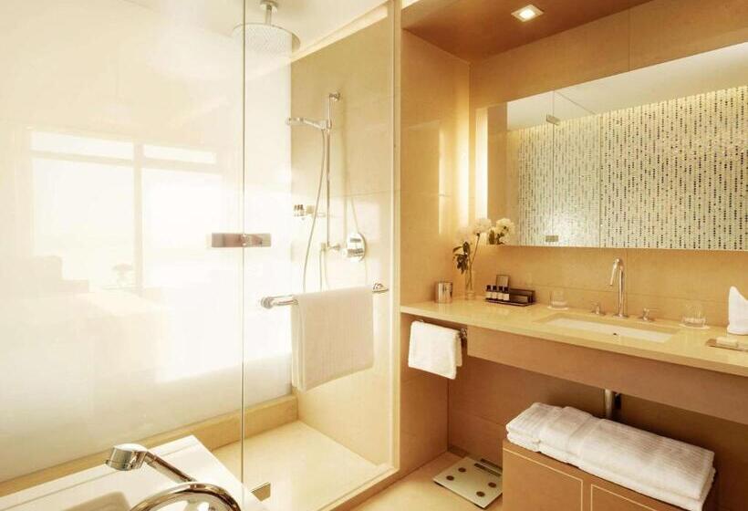 اتاق لوکس با چشم‌انداز شهر, Fairmont Baku  Flame Towers