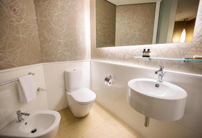 اتاق لوکس با چشم‌انداز شهر, Fairmont Baku  Flame Towers
