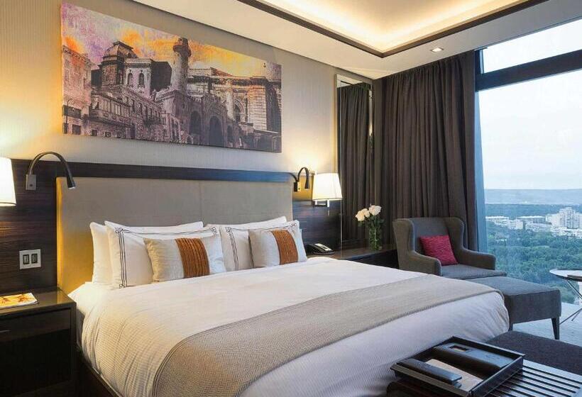 اتاق دلوکس با تخت کینگ و چشم‌انداز شهر, Fairmont Baku  Flame Towers