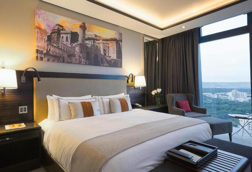 اتاق دلوکس با تخت کینگ و چشم‌انداز شهر, Fairmont Baku  Flame Towers