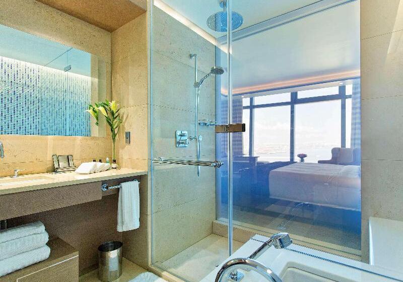 اتاق لوکس با تخت بزرگ, Fairmont Baku  Flame Towers