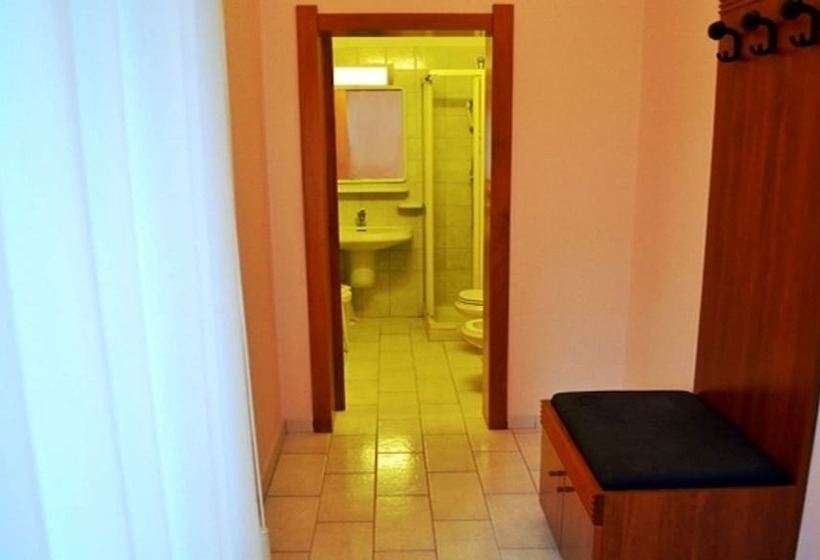 Economy Triple Room, Colonne