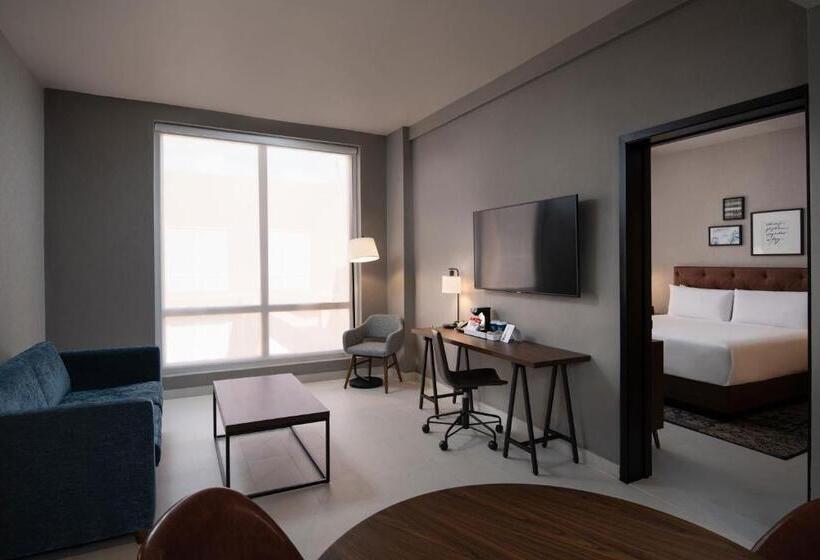 带大床的套房, Four Points By Sheraton