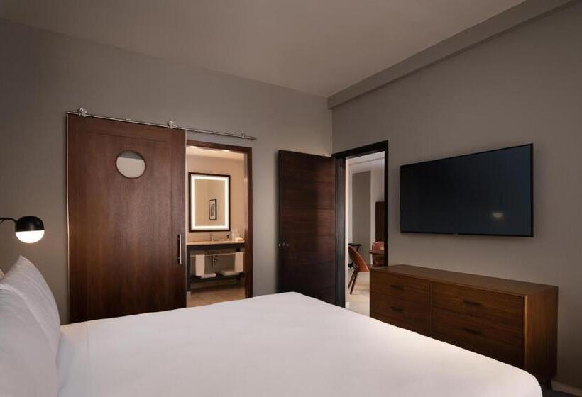 带大床的套房, Four Points By Sheraton