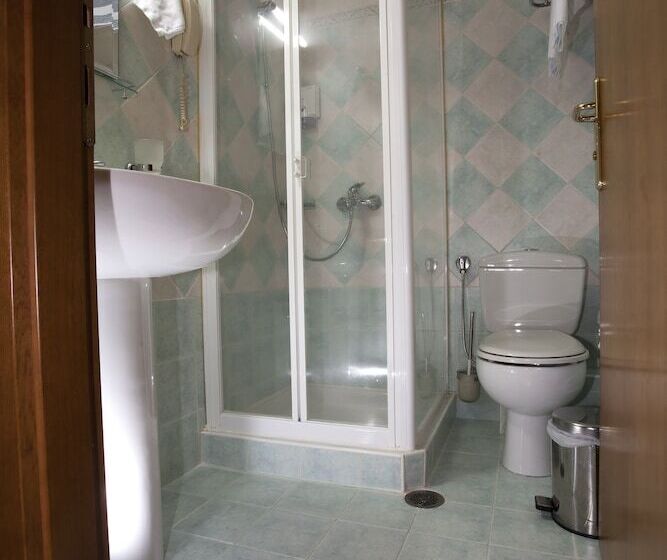 标准三人间, Katerina