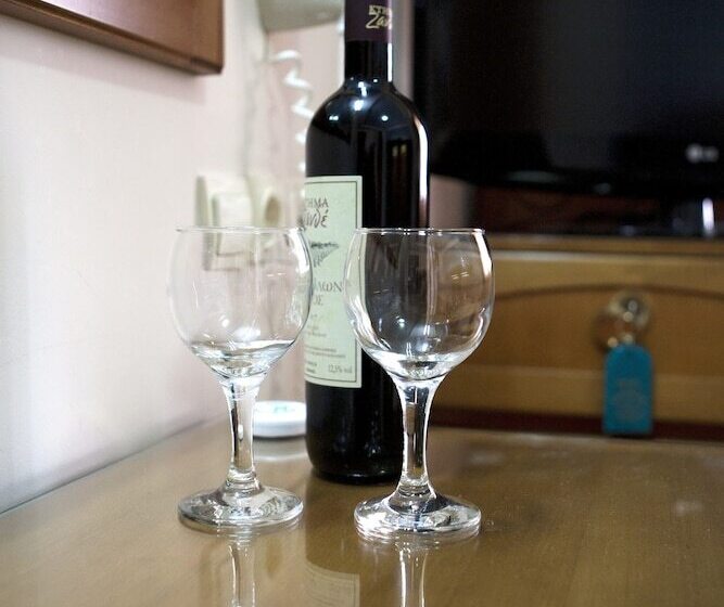 标准三人间, Katerina