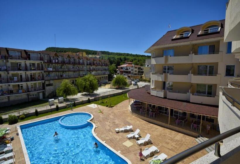 Трехместный Номер Стандарт с Балконом, Belle View